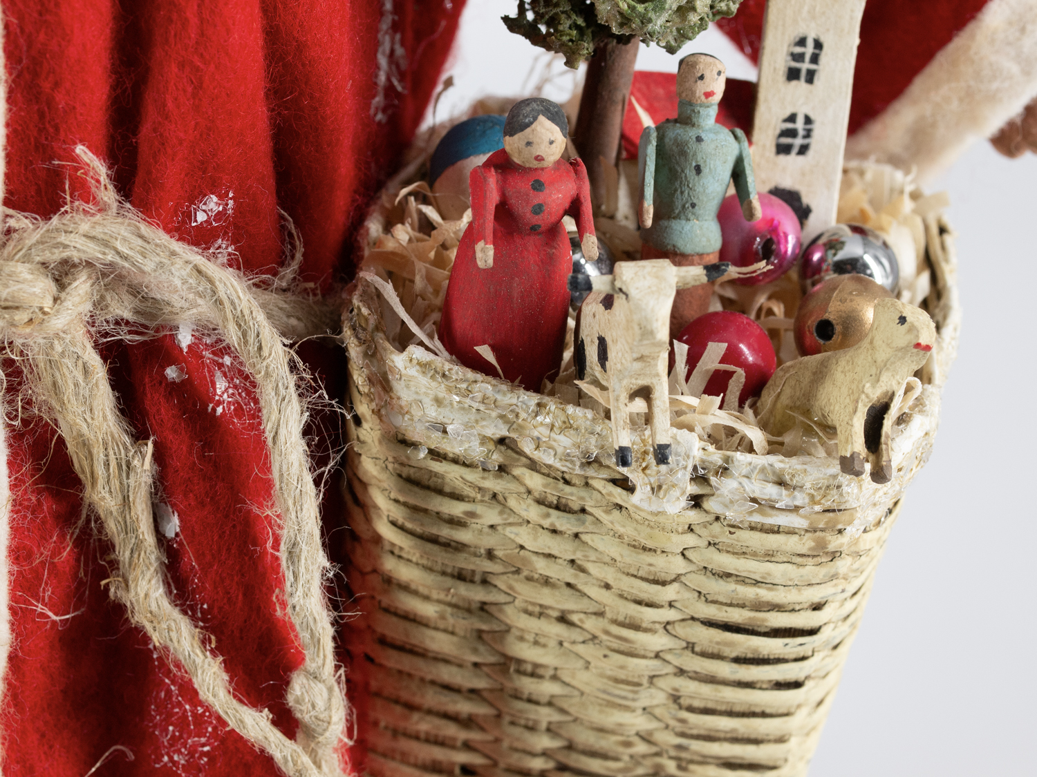 Weihnachtsmann mit rotem Filzmantel, Korb und Spielzeug, H=40cm, mit Füllfunktion