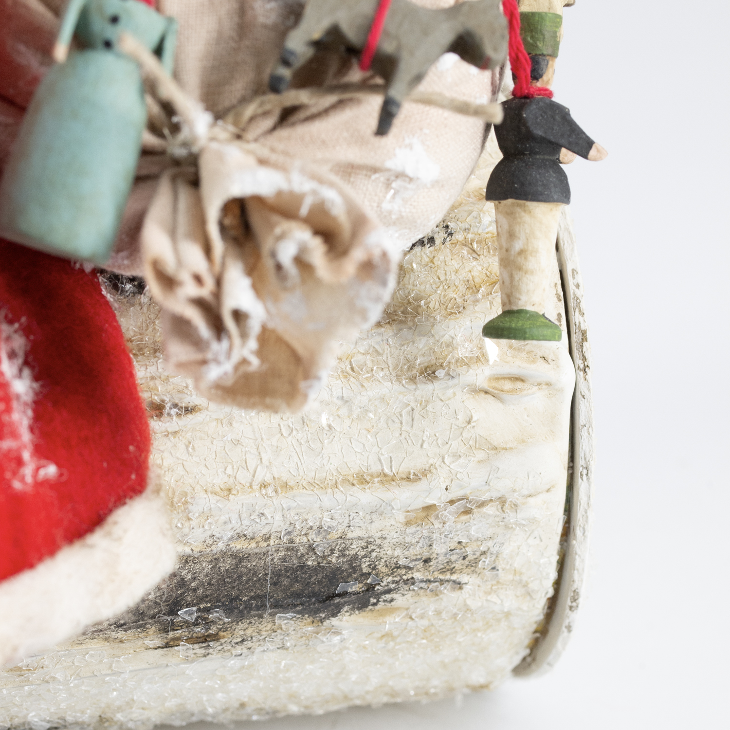Sitzender Weihnachtsmann mit rotem Filzmantel, Sack und Spielzeug, H=25cm, mit Füllfunktion